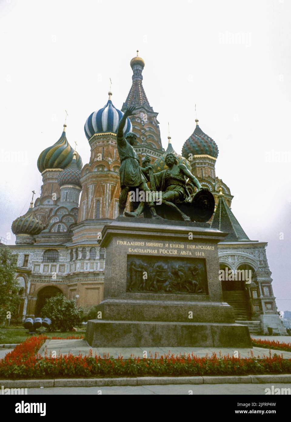 Der Rote Platz IN MOSKAU und die Basilius-`s-Kathedrale mit der Skulptur von Ivan Martos Minin und Pozharsky vor der Kathedrale Stockfoto